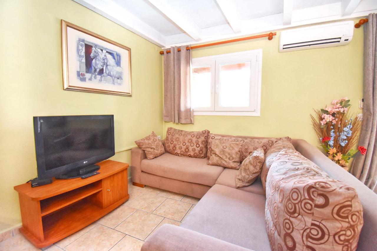 Mike'S Apartments Agios Gordios  Bagian luar foto